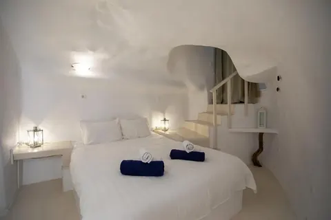 Luxury Villa Panoramic view of Caldera and the Aegean Sea 70m2 terrace with Jacuzzi, 3 bedrooms in Santorini Classified ads for sale For Super Rich