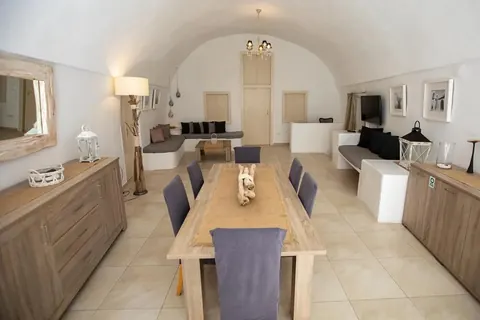 Luxury Villa Panoramic view of Caldera and the Aegean Sea 70m2 terrace with Jacuzzi, 3 bedrooms in Santorini property for sale For Super Rich