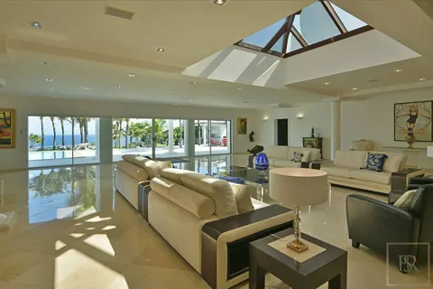 Luxury Villa Beach Front Good News, 6 bedrooms in Petit cul de Sac - St Barth real estate for sale For Super Rich