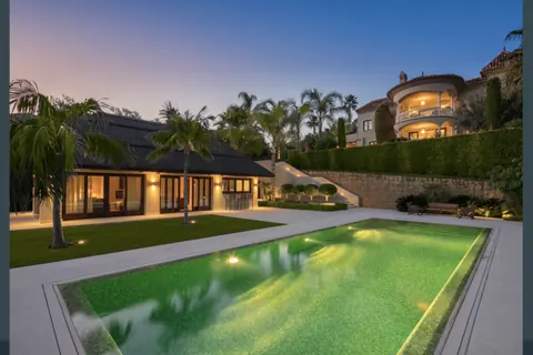 Luxury Villa Heart of Sierra Blanca Pool view & Close to golf, 5 bedrooms in Golden Mille - Marbella Used for sale For Super Rich