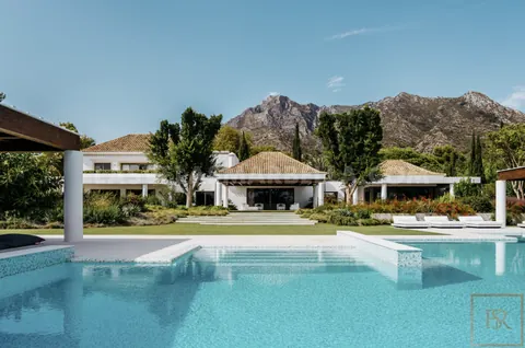 Modern Villa Panoramic View 3-level mansion, 7 bedrooms in Los Monteros Playa - Marbella New for sale For Super Rich