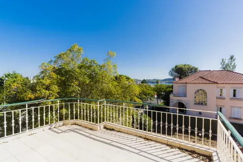Elegant House Central location most exclusive neighborhoods, 6 bedrooms in Lisbon deal for sale For Super Rich