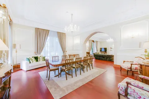 Century House Built 1890 Valley Views, 7 bedrooms in Lisbon search for sale For Super Rich
