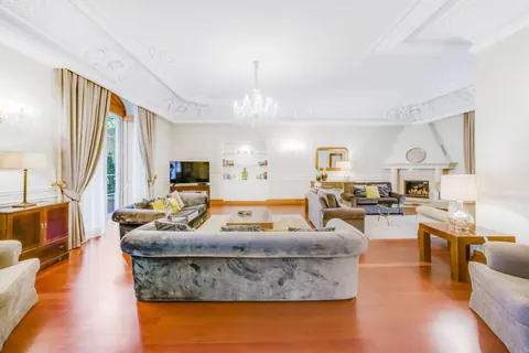 Century House Built 1890 Valley Views, 7 bedrooms in Lisbon property for sale For Super Rich