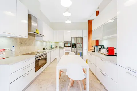 Century House Built 1890 Valley Views, 7 bedrooms in Lisbon value for sale For Super Rich