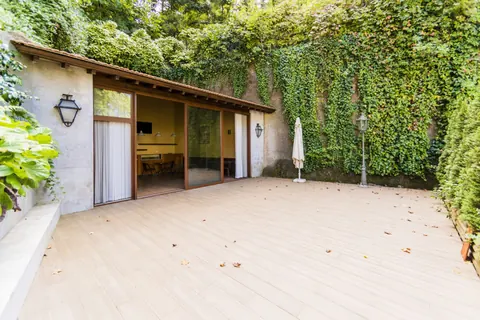 Century House Built 1890 Valley Views, 7 bedrooms in Lisbon Lane_5893 for sale For Super Rich