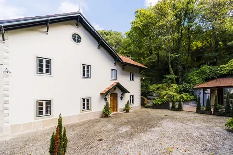 Century House Built 1890 Valley Views, 7 bedrooms in Lisbon Used for sale For Super Rich