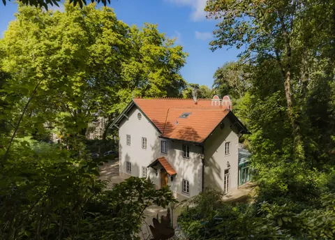Century House Built 1890 Valley Views, 7 bedrooms in Lisbon available for sale For Super Rich