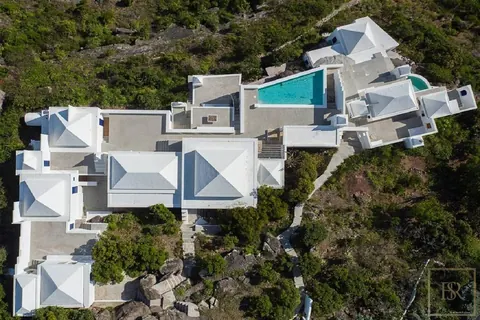 Luxury Villa Los Leones ONE-OF-A-KIND, 4 bedrooms in Pointe Milou - St Barth available for sale For Super Rich