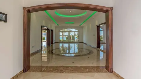 Luxury Villa Beach Front Palm Jumeirah, 7 bedrooms in Dubai Classified ads for sale For Super Rich
