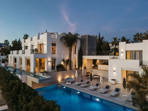 Luxury Villa James Bond Style Infinity-pool with cascade and water features, 11 bedrooms in Marbella