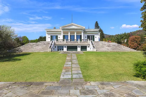 Luxury Villa Piedmont shore panoramic pieds dans l'eau, 8 bedrooms in Lake Maggiore available for sale For Super Rich