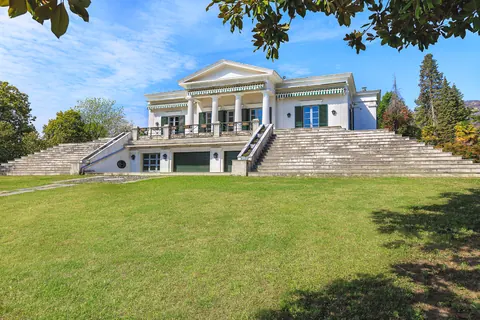 Luxury Villa Piedmont shore panoramic pieds dans l'eau, 8 bedrooms in Lake Maggiore T811 for sale For Super Rich