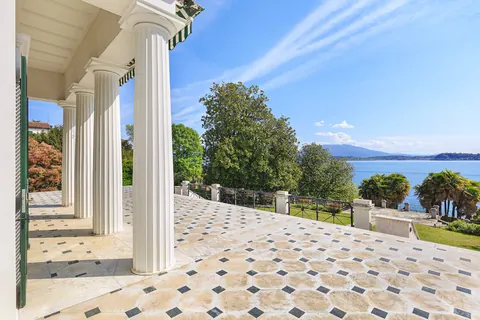 Luxury Villa Piedmont shore panoramic pieds dans l'eau, 8 bedrooms in Lake Maggiore buy for sale For Super Rich