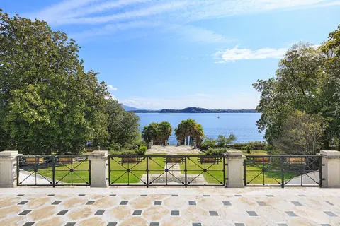 Luxury Villa Piedmont shore panoramic pieds dans l'eau, 8 bedrooms in Lake Maggiore search for sale For Super Rich