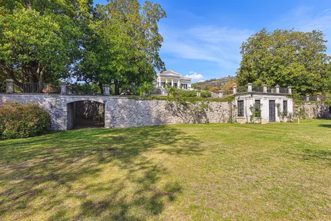 Luxury Villa Piedmont shore panoramic pieds dans l'eau, 8 bedrooms in Lake Maggiore best for sale For Super Rich
