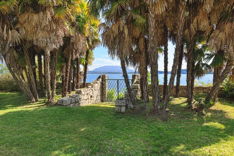 Luxury Villa Piedmont shore panoramic pieds dans l'eau, 8 bedrooms in Lake Maggiore price for sale For Super Rich
