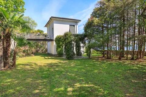Luxury Villa Piedmont shore panoramic pieds dans l'eau, 8 bedrooms in Lake Maggiore value for sale For Super Rich