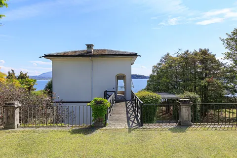 Luxury Villa Piedmont shore panoramic pieds dans l'eau, 8 bedrooms in Lake Maggiore deal for sale For Super Rich