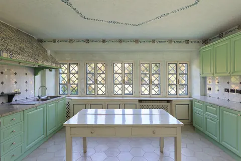 Luxury Villa Piedmont shore panoramic pieds dans l'eau, 8 bedrooms in Lake Maggiore exclusive for sale For Super Rich