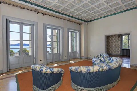 Luxury Villa Piedmont shore panoramic pieds dans l'eau, 8 bedrooms in Lake Maggiore photos for sale For Super Rich