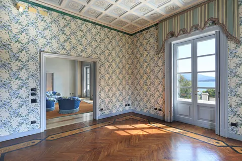 Luxury Villa Piedmont shore panoramic pieds dans l'eau, 8 bedrooms in Lake Maggiore image for sale For Super Rich
