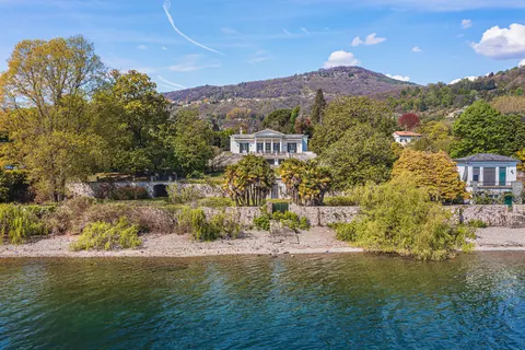 Luxury Villa Piedmont shore panoramic pieds dans l'eau, 8 bedrooms in Lake Maggiore Used for sale For Super Rich