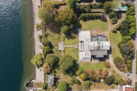 Luxury Villa Piedmont shore panoramic pieds dans l'eau, 8 bedrooms in Lake Maggiore photo for sale For Super Rich