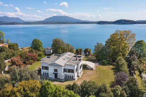 Luxury Villa Piedmont shore panoramic pieds dans l'eau, 8 bedrooms in Lake Maggiore