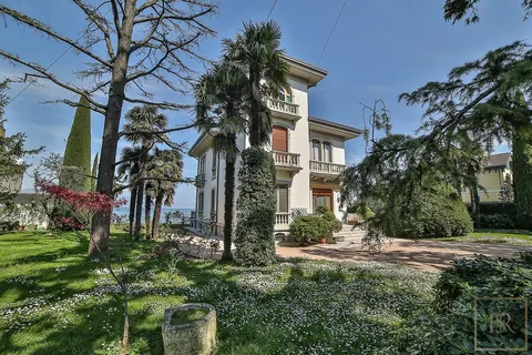 Art nouveau Villa Lakefront private dock, 3 bedrooms in Lake Garda available for sale For Super Rich