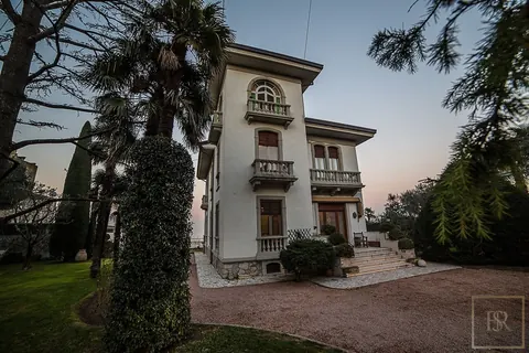 Art nouveau Villa Lakefront private dock, 3 bedrooms in Lake Garda buy for sale For Super Rich