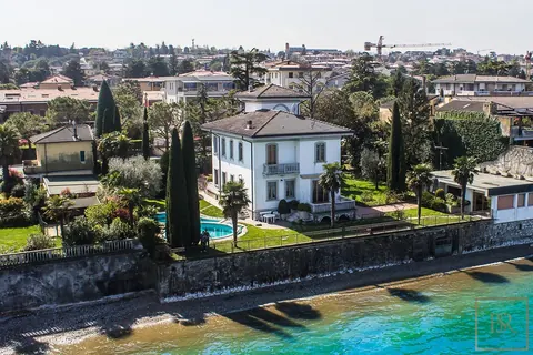 Art nouveau Villa Lakefront private dock, 3 bedrooms in Lake Garda Used for sale For Super Rich