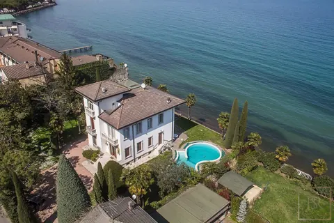 Art nouveau Villa Lakefront private dock, 3 bedrooms in Lake Garda