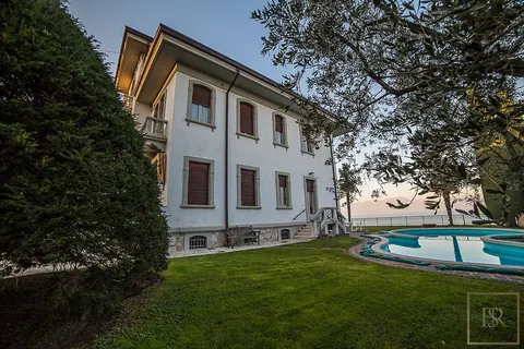 Art nouveau Villa Lakefront private dock, 3 bedrooms in Lake Garda value for sale For Super Rich
