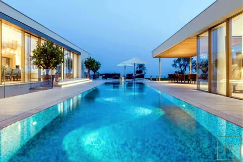 Modern Villa 5 Star Services Panoramic hill lake views, 5 bedrooms in Lake Garda Used for sale For Super Rich