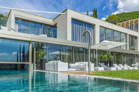 Luxury Villa 5-Star Clubhouse Lake view, SPA, Wellness, Sauna, 4 bedrooms in Lake Garda Used for sale For Super Rich
