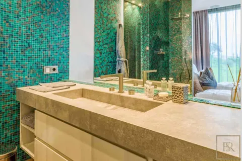 Luxury Villa 5-Star Clubhouse Lake view, SPA, Wellness, Sauna, 4 bedrooms in Lake Garda ads for sale For Super Rich