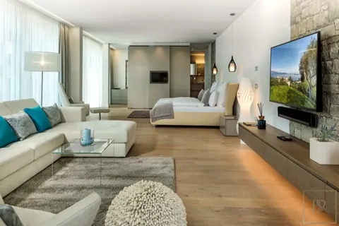 Luxury Villa 5-Star Clubhouse Lake view, SPA, Wellness, Sauna, 4 bedrooms in Lake Garda image for sale For Super Rich