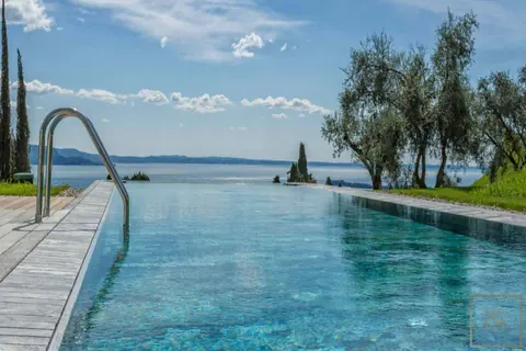 Luxury Villa 5-Star Clubhouse Lake view, SPA, Wellness, Sauna, 4 bedrooms in Lake Garda buy for sale For Super Rich