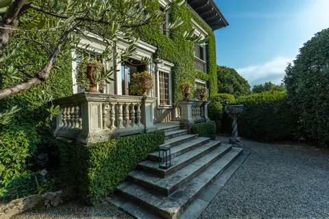 Century Villa Lake View Built 1900, 9 bedrooms in Lake Maggiore available for sale For Super Rich