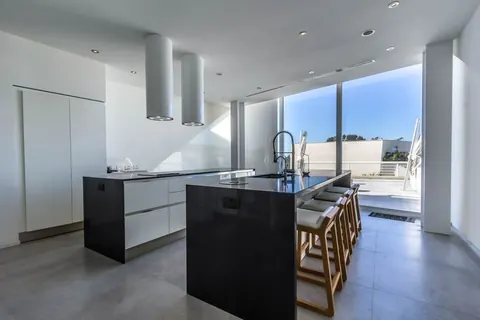 Premium Villa Sea View Large swimming pool, Gym, cinema room, 5 bedrooms in Madiena deal for sale For Super Rich