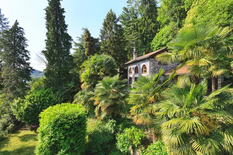 Elegant Villa magnificent view Lake front, 10 bedrooms in Lake Maggiore search for sale For Super Rich