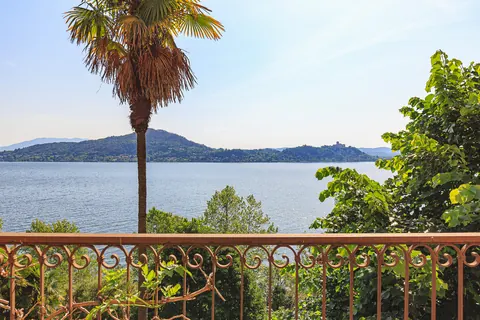 Elegant Villa magnificent view Lake front, 10 bedrooms in Lake Maggiore price for sale For Super Rich