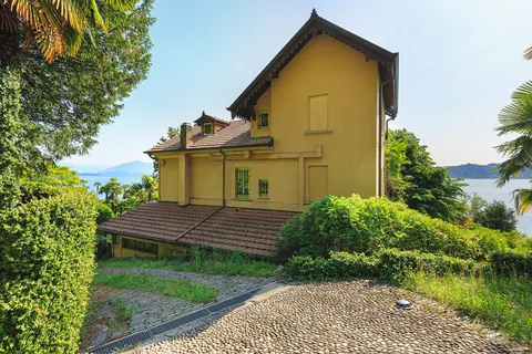 Elegant Villa magnificent view Lake front, 10 bedrooms in Lake Maggiore buy for sale For Super Rich