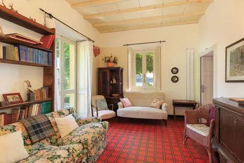 Elegant Villa magnificent view Lake front, 10 bedrooms in Lake Maggiore top for sale For Super Rich