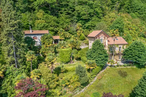 Elegant Villa magnificent view Lake front, 10 bedrooms in Lake Maggiore available for sale For Super Rich
