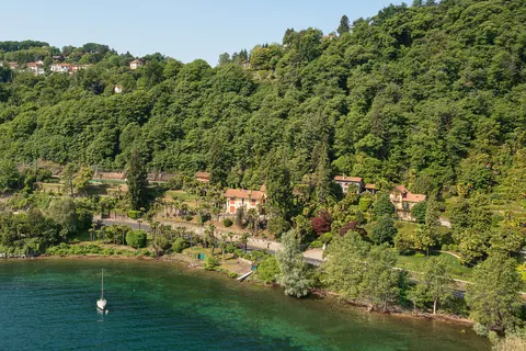 Elegant Villa magnificent view Lake front, 10 bedrooms in Lake Maggiore