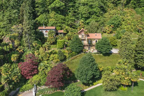 Elegant Villa magnificent view Lake front, 10 bedrooms in Lake Maggiore Used for sale For Super Rich