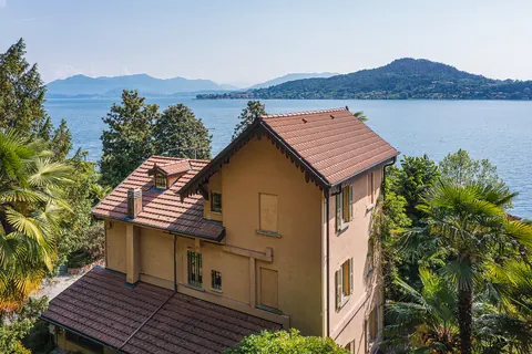 Elegant Villa magnificent view Lake front, 10 bedrooms in Lake Maggiore 0513 for sale For Super Rich