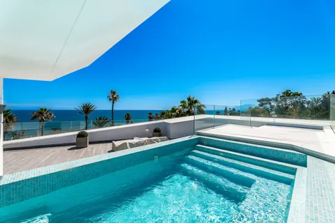 Ultra Modern Front-line Villa Beach Front pool, gym, sauna, bar, 6 bedrooms in Marbella